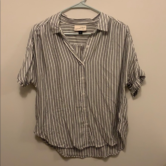Button up Universal Thread top - Picture 1 of 3